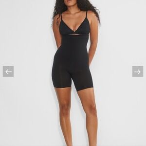 Aritzia Black Shapewear 

ShapeEnhance™ Seamless Short